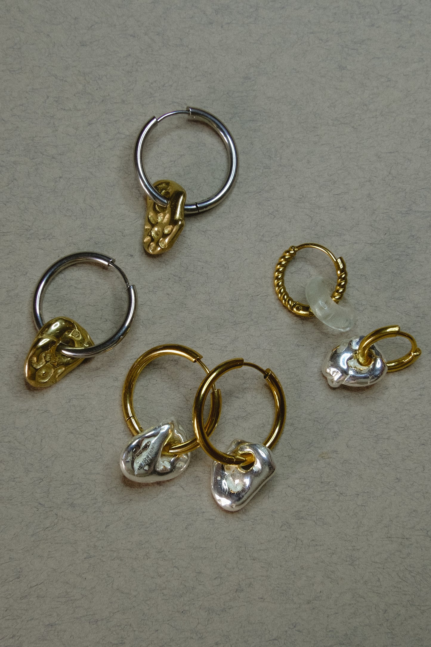 Boucle ANAI – Mini créole avec pépite en argent